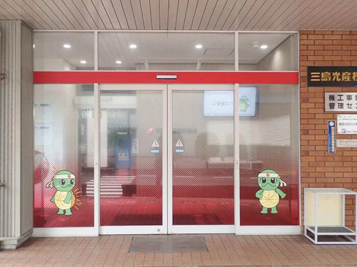 企業のエントランスにおけるドアのデザイン