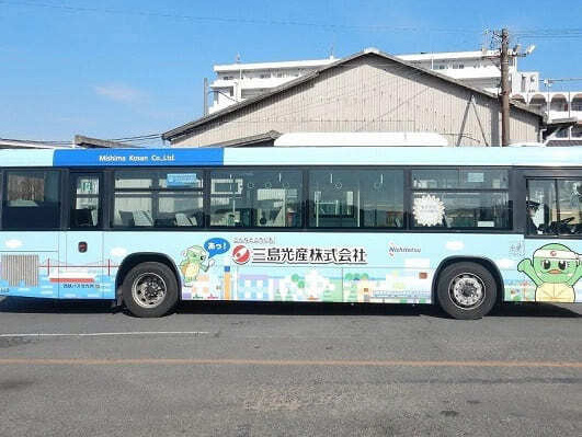 路線バスのラッピングデザインにリンク